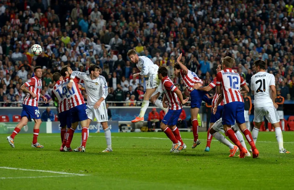 Sergio Ramos marcando su histórico gol de cabeza ante Atlético de Madrid en la final de la UEFA Champions League 2014. (Getty Images)