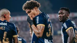 Paolo Guerrero festejando gol.