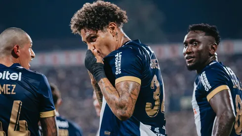 Paolo Guerrero festejando gol.