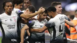 Igor Coronado, junto a sus compañeros en Corinthians, entre ellos, André Carrillo.