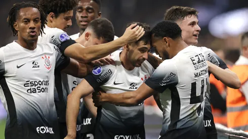 Igor Coronado, junto a sus compañeros en Corinthians, entre ellos, André Carrillo.