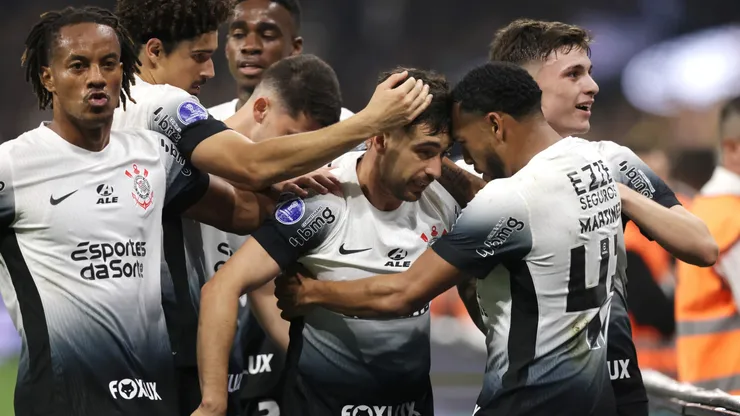 Igor Coronado, junto a sus compañeros en Corinthians, entre ellos, André Carrillo.
