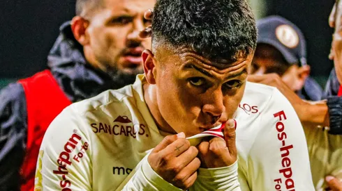 Universitario enfrenta a Binacional en Juliaca.