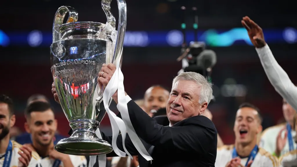 Ancelotti, levantando el trofeo de su última UEFA Champions League en 2024 con el Madrid (Getty Images).