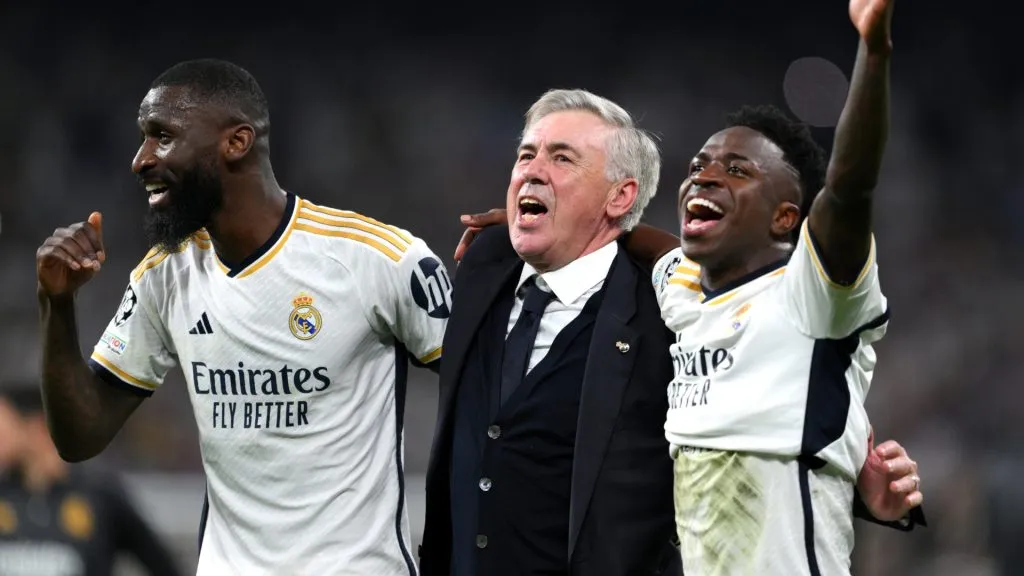 Ancelotti, buen manejador de grupos, junto a Vini Jr. y Rüdiger (Getty Images).
