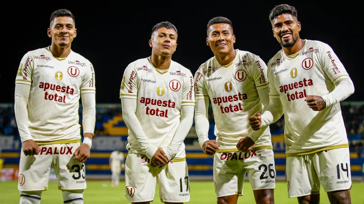 El festejo de los jugadores de Universitario, que venció a Binacional en su juego más reciente en la liga peruana.