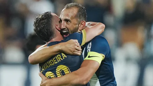 El festejo de Hernán Barcos con Pablo Lavandeira.