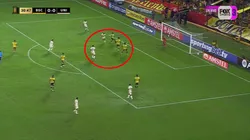 Edison Flores marca el primer tanto de Universitario de Deportes frente a Barcelona SC. Una sorpresa absoluta en la Copa Libertadores 2025.