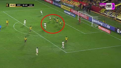 Edison Flores marca el primer tanto de Universitario de Deportes frente a Barcelona SC. Una sorpresa absoluta en la Copa Libertadores 2025.