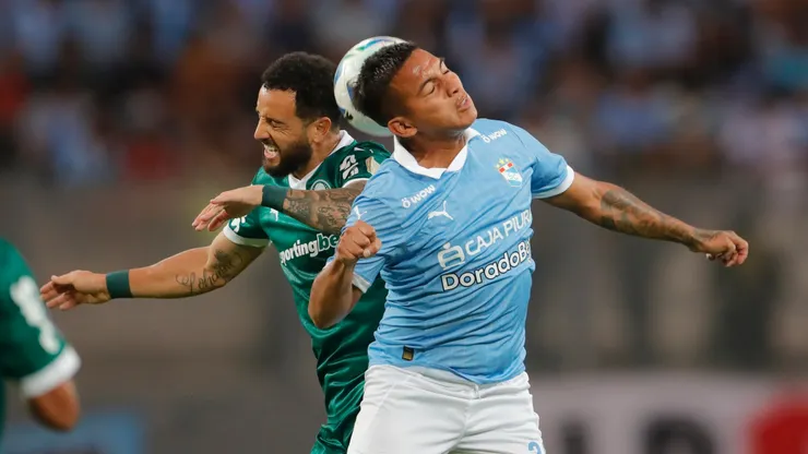 Martín Távara disputa la pelota con Felipe Anderson.