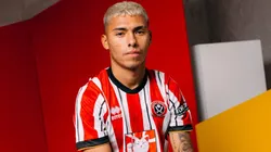 Jefferson Cáceres vistiendo la camiseta del Sheffield United.