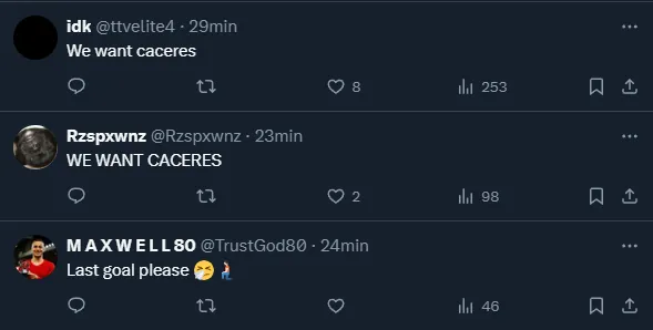 Los hinchas piden por Jefferson Cáceres (X).