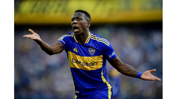 Luis Advíncula vistiendo la camiseta de Boca Juniors.