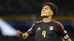 Paolo Guerrero vistiendo la camiseta de la Selección Peruana (Getty Images).