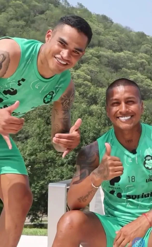 Pedro Aquino y Anderson Santamaría para Sporting Cristal. (Foto: Santos Laguna).