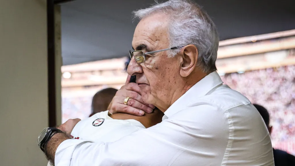 Jorge Fossati abrazando a un jugador de Universitario (Foto: Universitario).
