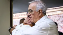Jorge Fossati abrazando a un jugador de Universitario.