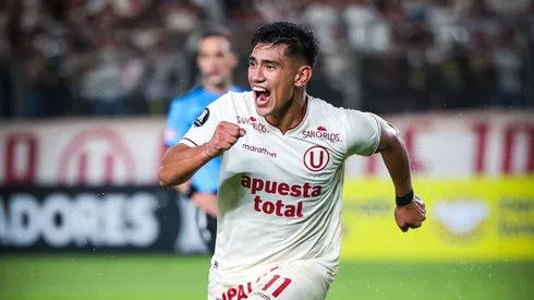 José Rivera vistiendo la camiseta de Universitario.