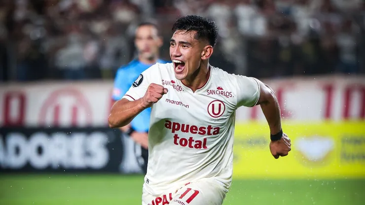José Rivera vistiendo la camiseta de Universitario.