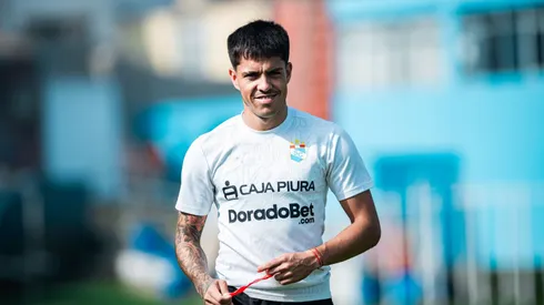 Santiago González vistiendo al indumentaria de Sporting Cristal.