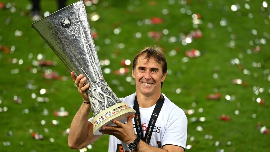Julen Lopetegui, con el trofeo de la UEFA Europa League 2020 (Getty Images).