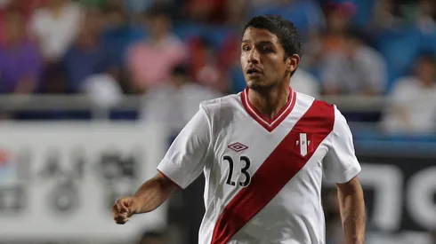 Reimond Manco vistiendo la camiseta de la Selección Peruana.