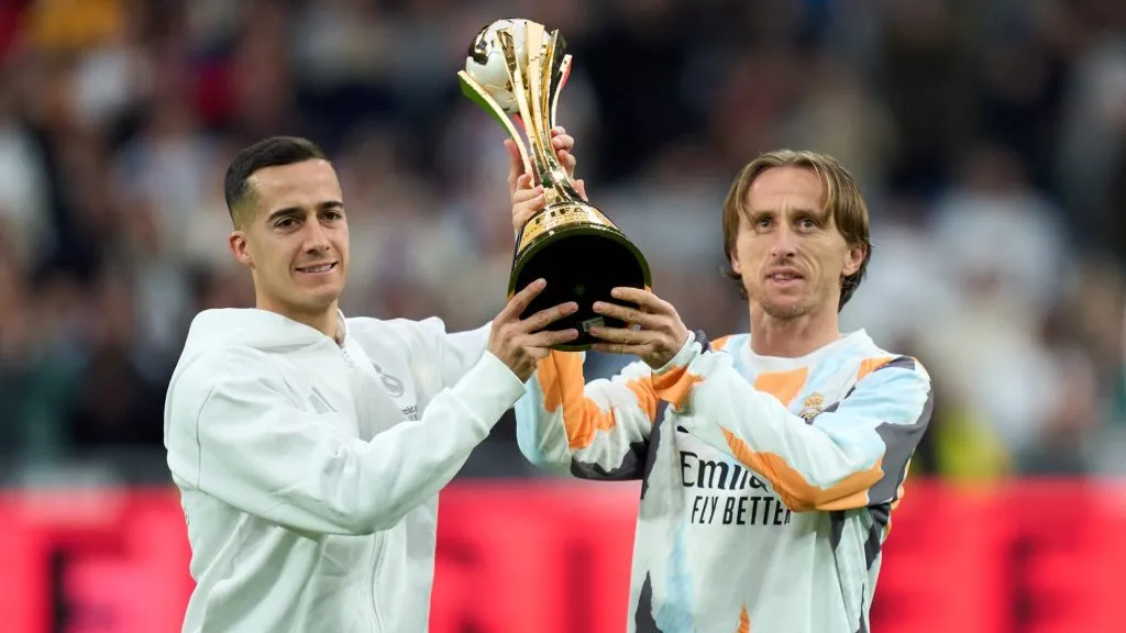 Lucas Vázquez y Luka Modric, mostrando el último título del Real Madrid, la Copa Intercontinental 2024 (Getty Images).