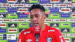 A Cueva le aventaron objetos en plena entrevista.