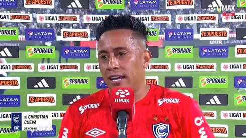 A Cueva le aventaron objetos en plena entrevista.