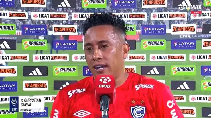 A Cueva le aventaron objetos en plena entrevista.