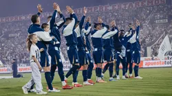 Jugadores de Alianza Lima saludando a su hinchada.