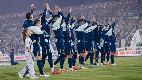 Jugadores de Alianza Lima saludando a su hinchada.