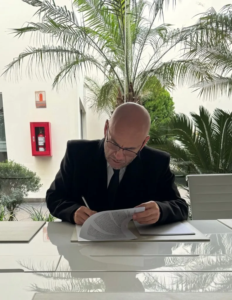 Peter Arévalo firmando por L1 MAX. (Foto: X).