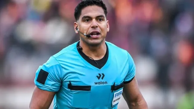 Bruno Pérez arbitrando Liga 1. (Foto: X).