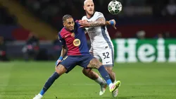 Raphinha disputa la pelota con Federico Dimarco en el empate 3-3 en el juego de ida de los cuartos de final de la Champions League 2024-2025.