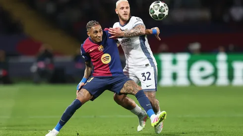 Raphinha disputa la pelota con Federico Dimarco en el empate 3-3 en el juego de ida de los cuartos de final de la Champions League 2024-2025.