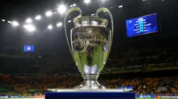 El trofeo de la UEFA Champions League espera por la gran final.