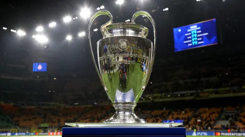 El trofeo de la UEFA Champions League espera por la gran final.