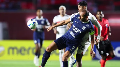 Hernán Barcos y Alan Franco pelean por la pelota.