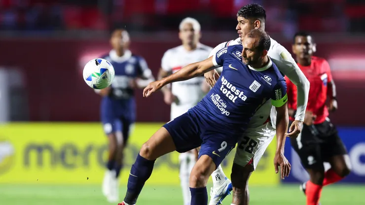 Hernán Barcos y Alan Franco pelean por la pelota.