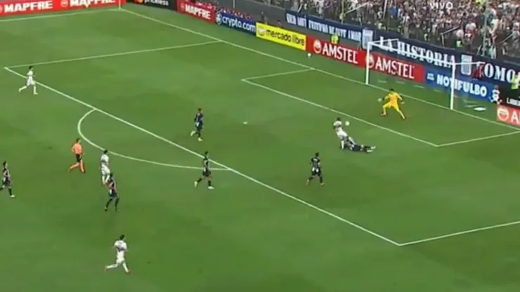 Sao Paulo logró el 1-0 tras 2 errores de Marco Huamán.