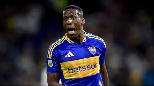 Luis Advíncula vistiendo la camiseta de Boca Juniors.