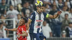 Carlos Zambrano peleando el balón.