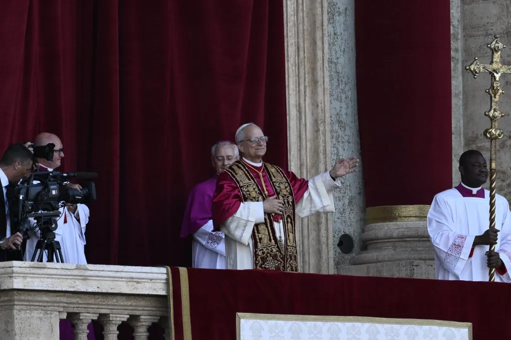 Robert Prevost saludando a los asistentes al Vaticano. (Photo by Antonio Masiello/Getty Images)