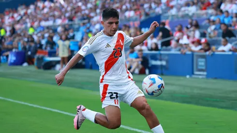 Piero Quispe vistiendo la camiseta de la Selección Peruana.