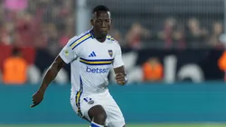 Luis Advíncula vistiendo la camiseta de Boca Juniors.