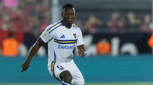 Luis Advíncula vistiendo la camiseta de Boca Juniors.