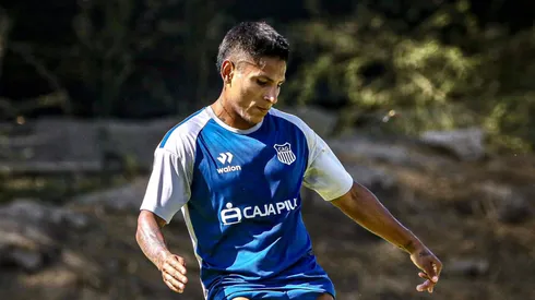 Raúl Ruidíaz vistiendo la camiseta del Atlético Grau de Piura.