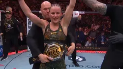 Dana White, con el cinturón para Valentina Shevchenko.