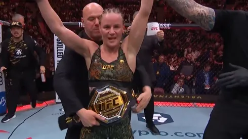 Dana White, con el cinturón para Valentina Shevchenko.
